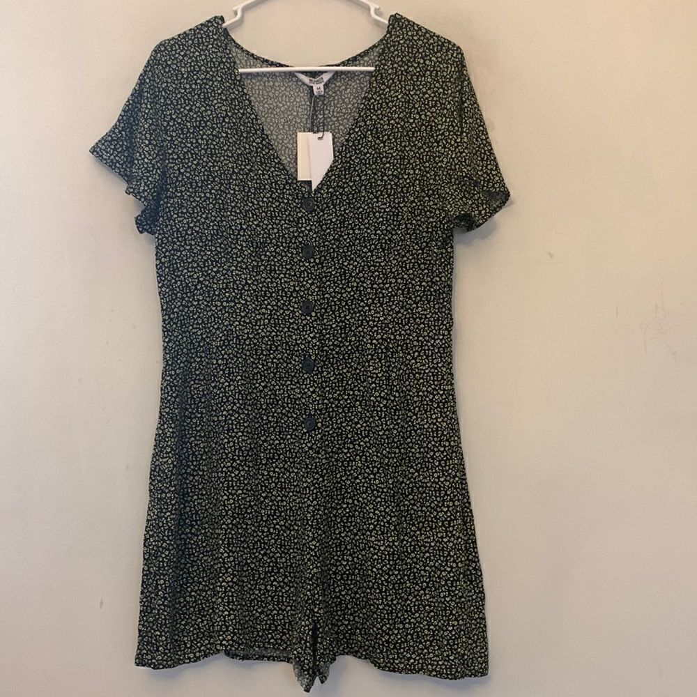 B B Dakota black floral short sleeve romper Size M NWT
